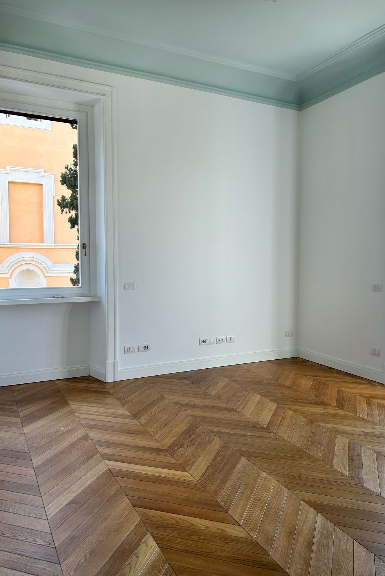 Parquet a spina finito e verniciato con le differenze di colore