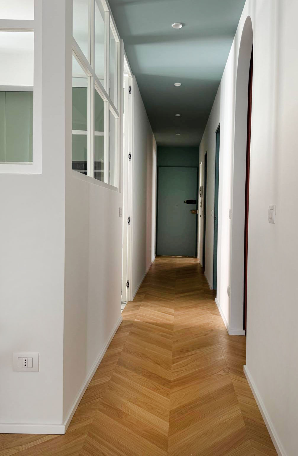 Parquet a spina francese, posa centrata in corridoio