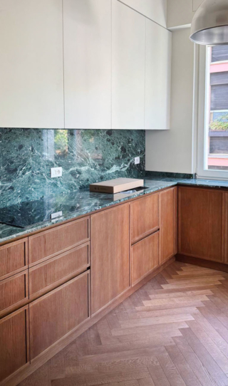 Parquet a spina italiana scuro, in cucina