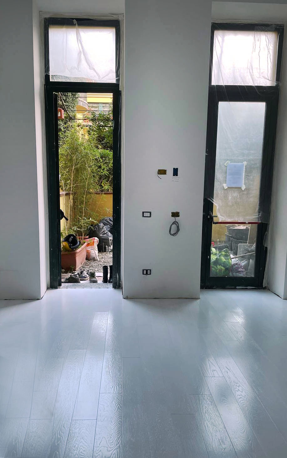 Parquet bianco, asciugatura della pittura bianca