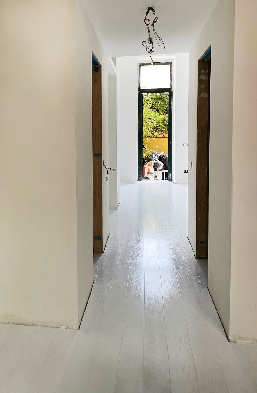 Parquet bianco verniciato prima dell’asciugatura