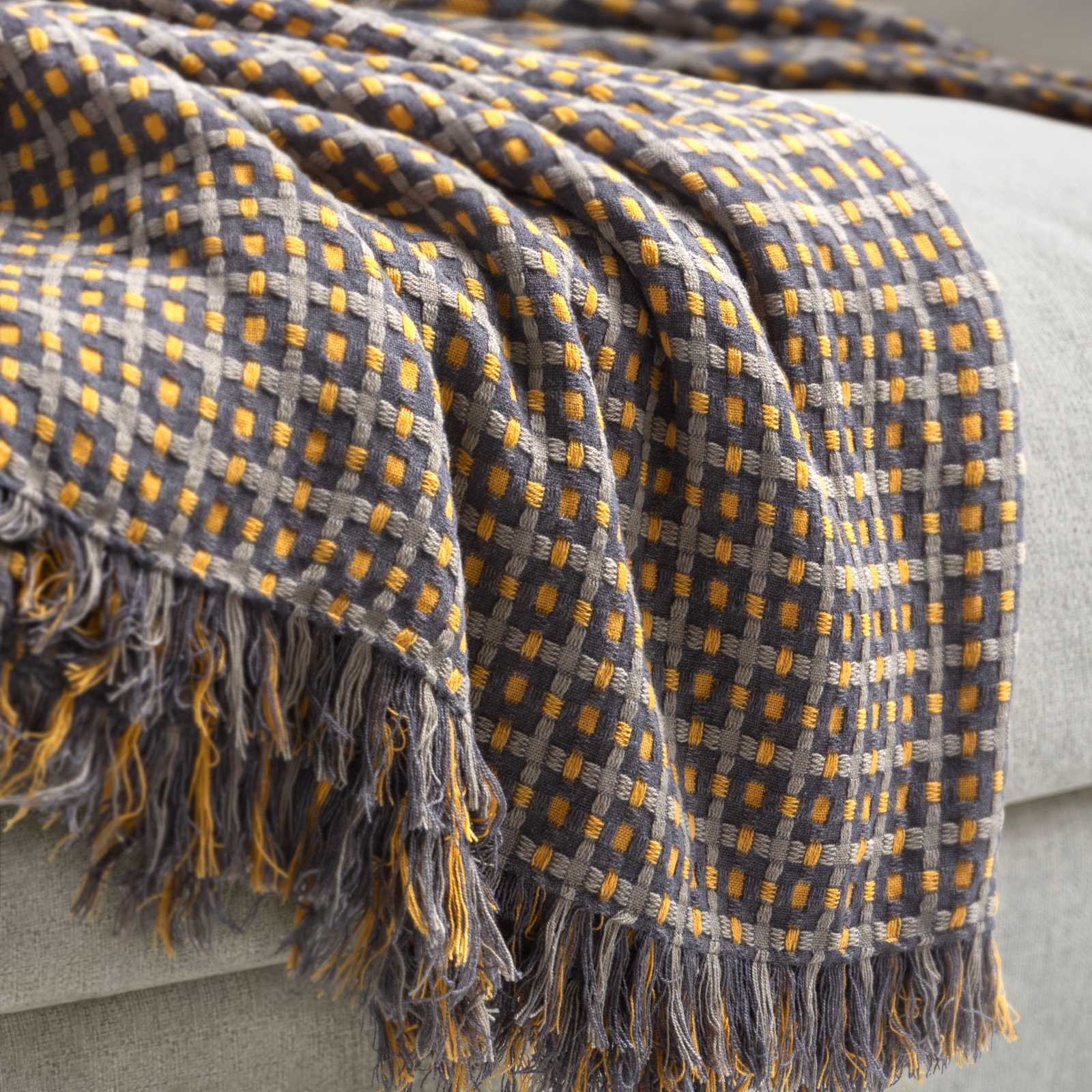 Per le serate invernali non c'è nulla di meglio di un plaid morbido e leggero con cui scaldare le gambe o le spalle. Flikbrunört è un plaid a quadri dai colori tenui, con morbide frange su entrambi i lati e dalla superficie increspata che ricorda i tessuti intrecciati a mano. Il suo tessuto leggero in poliestere riciclato è facile da piegare e da portare con sé. Prezzo 9 euro. Per le serate invernali non c'è nulla di meglio di un plaid morbido e leggero con cui scaldare le gambe o le spalle. Flikbrunört è un plaid a quadri dai colori tenui, con morbide frange su entrambi i lati e dalla superficie increspata che ricorda i tessuti intrecciati a mano. Il suo tessuto leggero in poliestere riciclato è facile da piegare e da portare con sé. Prezzo 9 euro.