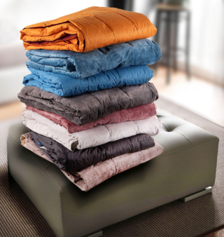 Il Plaid Piper di Cinelli Piume e Piumini è dedicato a chi ama trascorrere le serate invernali sul divano davanti allo schermo: è imbottito in puro piumino di oca bianca e rivestito in morbido velluto colorato nella parte superiore e in cotone in quella inferiore. È dotato di una trapuntatura a quadri fissi, è caldo e leggero. Misura L 130 x P 180 cm. Prezzo 225 euro. https://www.cinellipiumini.it Il Plaid Piper di Cinelli Piume e Piumini è dedicato a chi ama trascorrere le serate invernali sul divano davanti allo schermo: è imbottito in puro piumino di oca bianca e rivestito in morbido velluto colorato nella parte superiore e in cotone in quella inferiore. È dotato di una trapuntatura a quadri fissi, è caldo e leggero. Misura L 130 x P 180 cm. Prezzo 225 euro. https://www.cinellipiumini.it