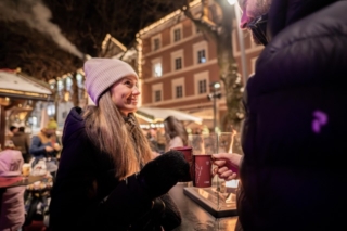 Nella Regione dolomitica Plan de Corones, l’atmosfera natalizia si diffonde tra le vie medievali di Brunico e i borghi incastonati nelle valli circostanti – Chienes, la Valle di Anterselva, Valdaora e San Vigilio. Dal 28 novembre 2025 al 6 gennaio 2026, il cuore di Brunico si anima con il suo mercatino di Natale, un piccolo gioiello dove la tradizione alpina si mescola a un’accoglienza calorosa e autentica.Le casette in legno, addobbate con cura, espongono decorazioni natalizie fatte a mano, candele, ceramiche e prodotti artigianali. Dalle bancarelle arriva il profumo di dolci appena sfornati, spezie e vin brûlé, mentre gli stand gastronomici propongono specialità altoatesine come canederli, zuppe, speck e formaggi di malga.
Passeggiando tra le luci festive e le melodie natalizie, ci si lascia avvolgere da un’atmosfera serena e suggestiva, con le cime innevate del Plan de Corones sullo sfondo a ricordare che siamo nel cuore delle Dolomiti. Dopo una giornata sugli sci o una camminata tra i boschi, non c’è nulla di meglio che concludere la giornata con una tazza calda e il sorriso contagioso di chi vive la magia dell’Avvento alpino.
Una fiaba d’inverno per grandi e piccini, dove il Natale si riscopre nella sua essenza più autentica: fatta di semplicità, profumi, luci e calore umano.