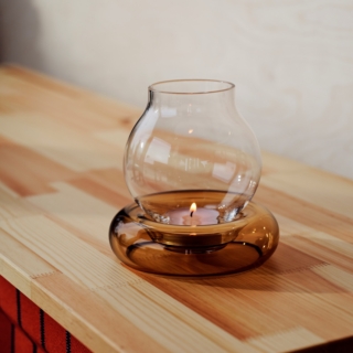 Il portacandelina Ommjänge in vetro soffiato a bocca da esperti artigiani esalta il bagliore di ogni candelina, rendendo la sua luce ancora più decorativa. Il vetro trasparente, abbinato alla colorazione marrone della base, riflette la luce della fiamma, ma è un vero e proprio complemento d'arredo anche se viene usato senza candelina. Prezzo 9,95 euro. Il portacandelina Ommjänge in vetro soffiato a bocca da esperti artigiani esalta il bagliore di ogni candelina, rendendo la sua luce ancora più decorativa. Il vetro trasparente, abbinato alla colorazione marrone della base, riflette la luce della fiamma, ma è un vero e proprio complemento d'arredo anche se viene usato senza candelina. Prezzo 9,95 euro.