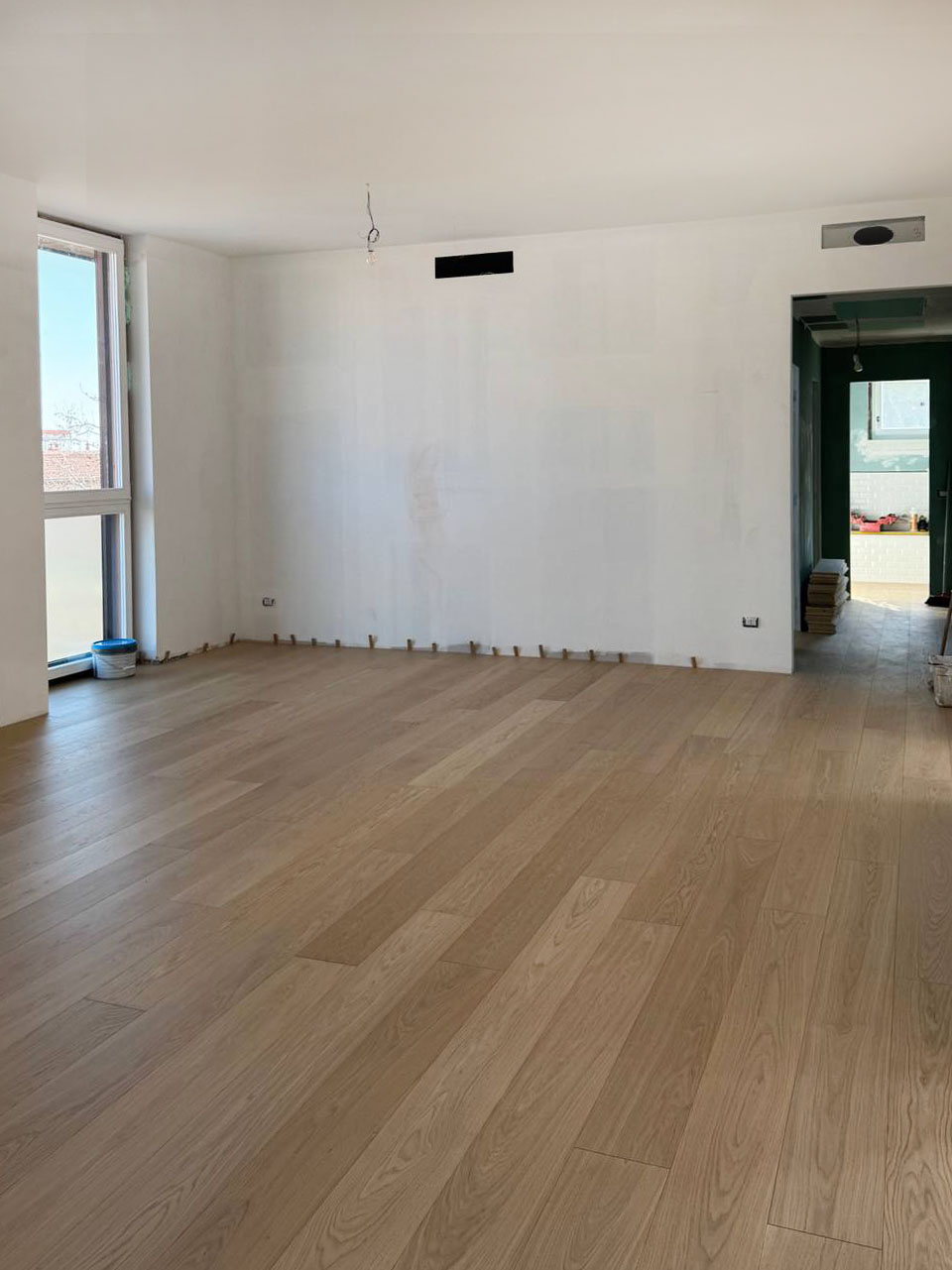 Posa del listone a correre in sala