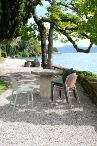 Per Hug di S-CAB viene scelto il tecnopolimero certificato rigenerato post consumo industriale PCR, ottenuto dalla lavorazione e rigenerazione di residui di produzione grazie all’utilizzo di energia da fonti rinnovabili. Per questa sedia è stato pensato un elemento estremamente caratterizzante: tra seduta e schienale, dalle forme arrotondate ed in equilibrio per la migliore fruibilità, i designer hanno introdotto un elemento a fascia, avvolgente come un abbraccio. Come colori per le scocche, S-CAB propone, oltre ai classici colori passe-partout (lino, tortora, antracite, senape e verde oliva), i nuovi sage green e caramel. Prezzo a partire da 88 euro Iva esclusa. www.s-cab.it