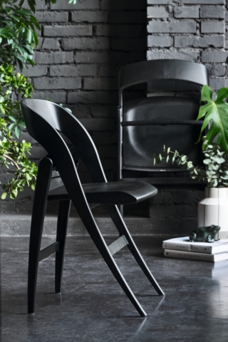 La sedia Clik Clak di Connubia (design Studio Calligaris) ha tra i suoi punti di forza la versatilità. La possibilità di piegare e scomporre la sedia la rende estremamente pratica e facile da riporre quando non è in uso. Ideale per piccoli spazi come soggiorni, cucine o uffici, può essere facilmente riposta in un angolo o appesa ad un gancio a muro. Nonostante le dimensioni compatte, questa sedia non sacrifica il comfort grazie allo schienale ampio ed avvolgente. Prezzo 80 euro. https://connubia.com/