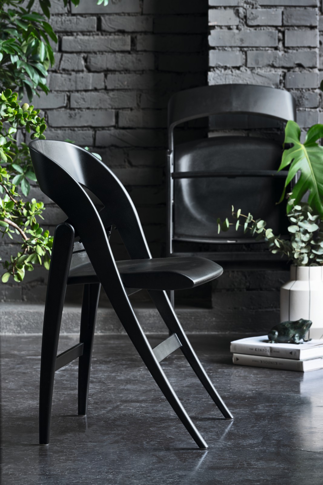 La sedia Clik Clak di Connubia (design Studio Calligaris) ha tra i suoi punti di forza la versatilità. La possibilità di piegare e scomporre la sedia la rende estremamente pratica e facile da riporre quando non è in uso. Ideale per piccoli spazi come soggiorni, cucine o uffici, può essere facilmente riposta in un angolo o appesa ad un gancio a muro. Nonostante le dimensioni compatte, questa sedia non sacrifica il comfort grazie allo schienale ampio ed avvolgente. Prezzo 80 euro. https://connubia.com/