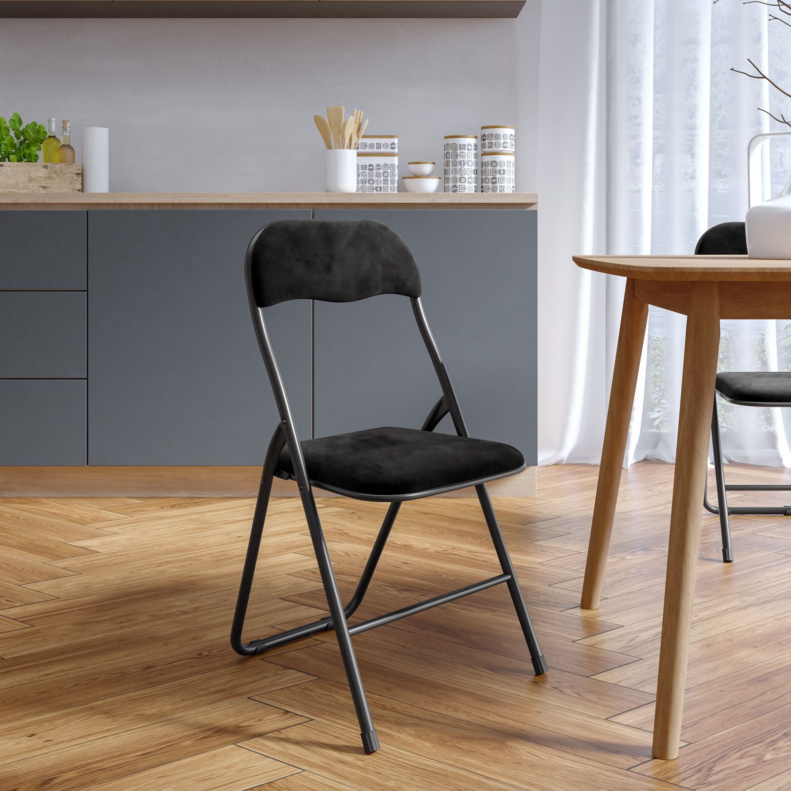 La sedia pieghevole Fold Color di Deghi unisce stile e praticità. Lo schienale e la seduta sono imbottiti in spugna e rivestiti in velluto, disponibile in vari colori. La struttura in metallo richiudibile consente di riporre le sedie quando non occorrono, occupando poco spazio. Dotata di poggiapiedi, è disponibile anche con rivestimento in PVC. Prezzo 16,80 euro. www.deghi.it