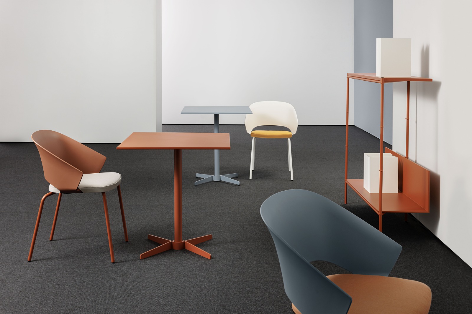 La sedia Icon di Mara (design Marcello Zilian), con scocca in polipropilene e struttura in metallo verniciato, è ideale sia per indoor che per outdoor. Della versione originale imbottita riprende il dettaglio dello schienale inclinato che va a comporre i braccioli, culminanti in una fascia che abbraccia la seduta. L'ergonomia nascosta nel movimento controllato asseconda la postura e accresce il comfort di questa seduta a pozzetto. Icon può essere accessoriata con un morbido cuscino per la seduta, removibile e lavabile: un accessorio sia estetico che pratico, che rende la sedia ancora più confortevole. Prezzo 140 euro. www.marasrl.it