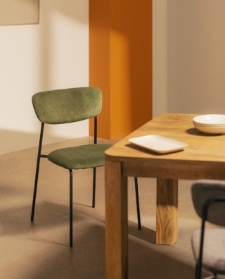 La sedia da pranzo in metallo e velluto a coste Morgan di The Masie ha una seduta imbottita confortevole; lo schienale e la seduta sono rivestiti in velluto a coste, mentre la sua struttura è realizzata in metallo robusto. È perfetta per ambienti come il soggiorno, la sala da pranzo, la cucina o la camera da letto. Prezzo 79,95 euro. www.themasie.com