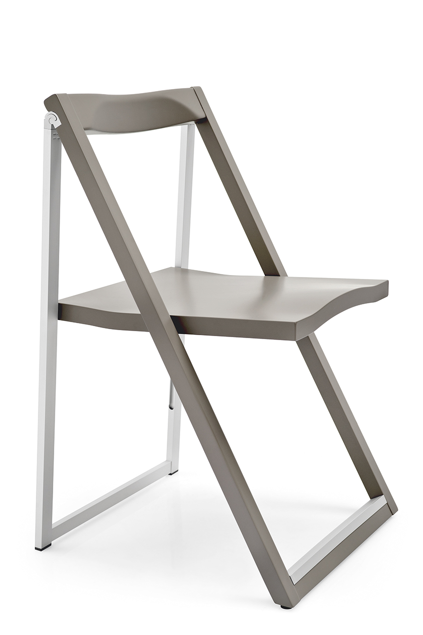 La sedia Skip di Connubia è una sedia pieghevole dal design minimale, con una struttura in legno e alluminio pratica e leggera. Le linee di questa sedia nascono dall’unione tra la parte anteriore in legno massello di faggio e la parte posteriore in alluminio. Da chiusa occupa pochissimo spazio e può essere comodamente riposta sull'apposito gancio a muro. Prezzo a partire da 164 euro. https://connubia.com/