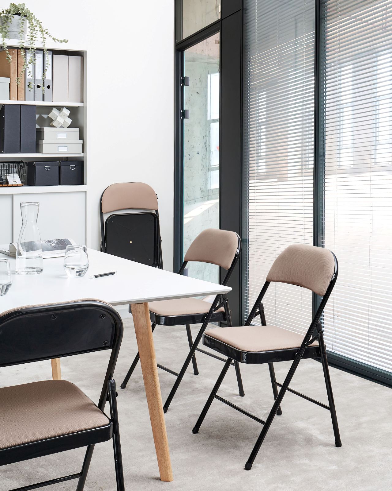 Il set di quattro sedie pieghevoli Sparks di Beliani è adatto a qualsiasi stanza della casa, dalla sala da pranzo all'ufficio. Si possono usare abitualmente oppure tenerle come “sedie di emergenza” quando arrivano ospiti in più. Sono leggere e quindi facili da spostare o riporre. La seduta e lo schienale imbottiti le rendono confortevoli quanto una sedia standard non pieghevole. Con il loro design moderno, si integrano facilmente in qualsiasi tipo di arredamento. Prezzo 99,99 euro. www.beliani.it