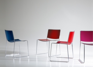 Spindle di Porro (design Piero Lissoni) è una sedia impilabile robustissima: è infatti realizzata in acciaio armonico cromato a sezione ridottissima. L’estrema leggerezza del disegno e del materiale è esaltata dai “gusci” della seduta e dello schienale realizzati in laccato lucido oppure ricoperto in pelle o ecopelle. Prezzo a partire da 462 euro Iva esclusa. www.porro.com