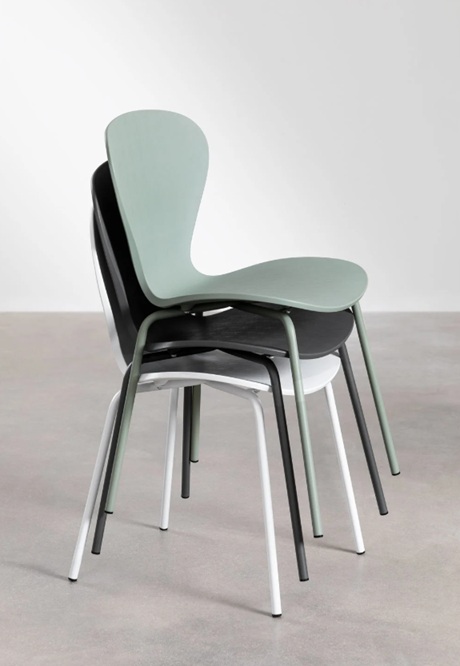 La sedia da pranzo impilabile Uit Colors di Sklum è in polipropilene, un materiale plastico molto resistente che contribuisce a preservare la sua sostenibilità. Presenta inoltre gambe in ferro con una finitura di verniciatura a polvere e feltrini integrati in polipropilene che proteggono qualsiasi pavimento da possibili graffi. Essendo impilabili, si possono riporre facilmente affinché gli spazi siano sempre ordinati e sgombri. Prezzo 42,95 euro. www.sklum.com