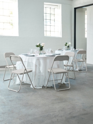 La sedia pieghevole Voel di JYSK è una soluzione economica e pratica per avere posti extra in casa senza occupare spazio quando non servono. È leggera, già montata e facile da aprire e chiudere. La sua struttura in acciaio e seduta imbottita in tessuto poliestere la rende più confortevole rispetto alle classiche sedie pieghevoli in plastica rigida. Prezzo 13,50 euro. https://jysk.it/