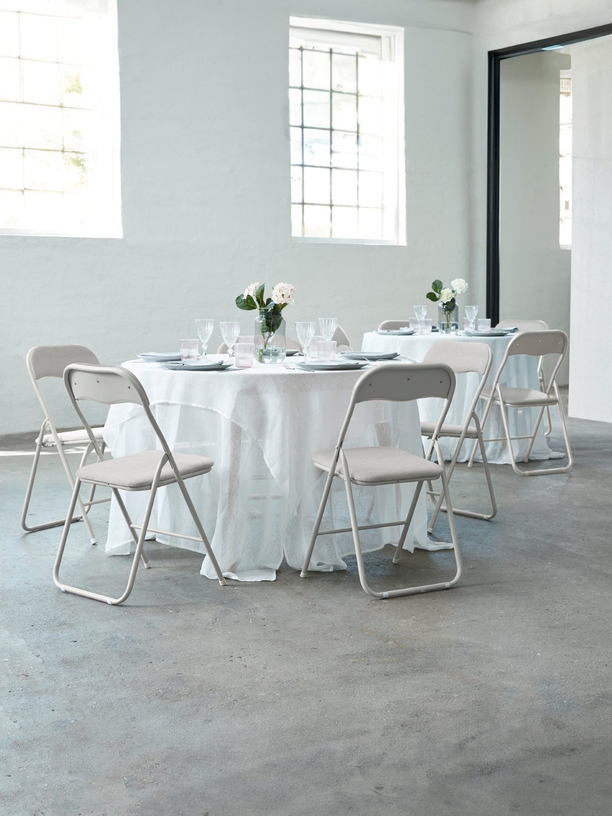 La sedia pieghevole Voel di JYSK è una soluzione economica e pratica per avere posti extra in casa senza occupare spazio quando non servono. È leggera, già montata e facile da aprire e chiudere. La sua struttura in acciaio e seduta imbottita in tessuto poliestere la rende più confortevole rispetto alle classiche sedie pieghevoli in plastica rigida. Prezzo 13,50 euro. https://jysk.it/