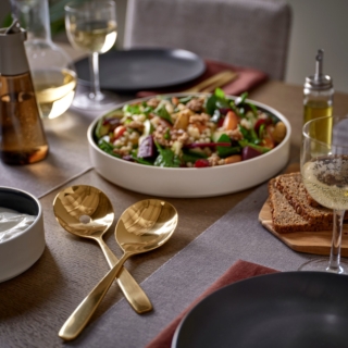 Il set di tre utensili Tillagd color ottone è tutto ciò che serve per apparecchiare la tavola con stile nelle occasioni più importanti e servire zuppe, insalate e stufati con un tocco di classe. Sono in acciaio inossidabile con un rivestimento color ottone. Prezzo 25 euro. Il set di tre utensili Tillagd color ottone è tutto ciò che serve per apparecchiare la tavola con stile nelle occasioni più importanti e servire zuppe, insalate e stufati con un tocco di classe. Sono in acciaio inossidabile con un rivestimento color ottone. Prezzo 25 euro.