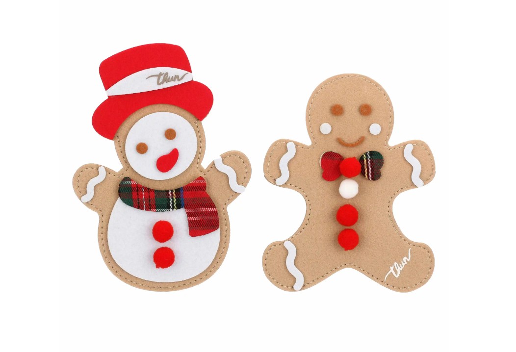 Il set di due portaposate in tessuto firmato Thun è un dettaglio che rende la tavola ancora più curata. Con le sue decorazioni ispirate al Natale, dona un tocco di calore e allegria alla tavola. Prezzo 9,90 euro.