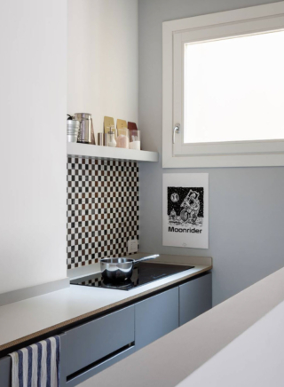 Small. Induzione in mini cucina in nicchia