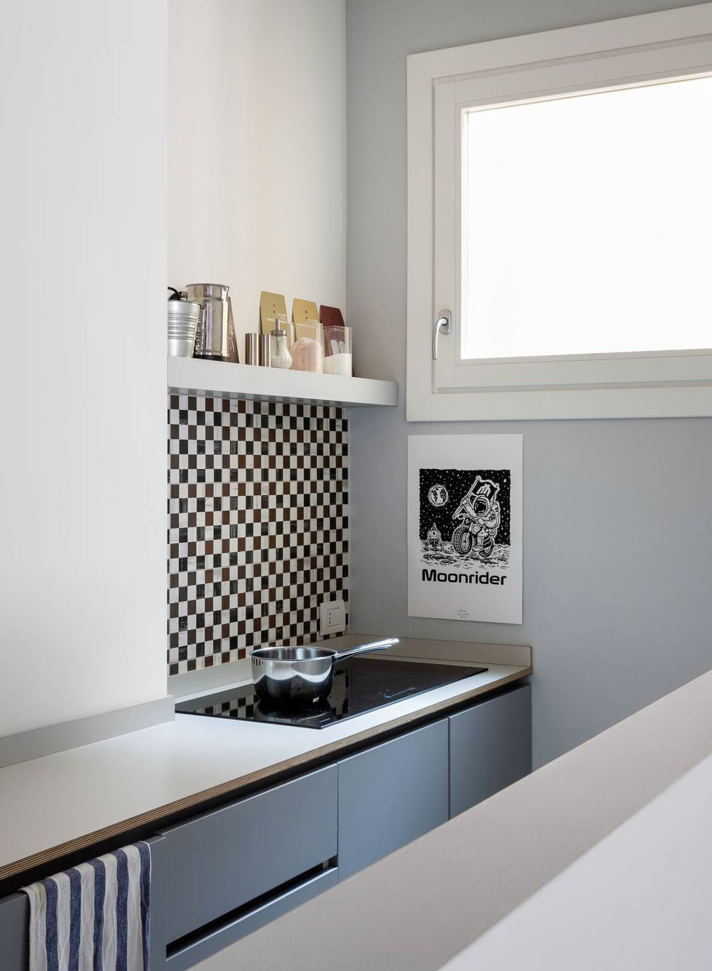 Small. Induzione in mini cucina in nicchia