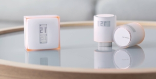 Termostato Intelligente + Valvole Termostatiche di Netatmo: Termostato Intelligente + Valvole Termostatiche
Una soluzione intelligente per gestire il riscaldamento in modo efficiente e personalizzato.
Grazie al controllo via app, è possibile regolare la temperatura di ogni stanza anche a distanza, ottimizzando i consumi e riducendo gli sprechi energetici.
Il sistema apprende le abitudini dell’utente e tiene conto delle condizioni meteorologiche per garantire sempre il massimo comfort. Compatibile con Apple HomeKit, Google
Assistant e Alexa, consente di gestire tutto con la voce o da smartphone. Il design elegante e minimalista firmato Philippe Starck si adatta a ogni ambiente domestico,
unendo estetica e funzionalità per un comfort su misura in tutta la casa.
Prezzo al pubblico: 179,99 euro
Prezzo Valvole Termostatiche: 89.99 euro. www.netatmo.com Termostato Intelligente + Valvole Termostatiche di Netatmo: Termostato Intelligente + Valvole Termostatiche
Una soluzione intelligente per gestire il riscaldamento in modo efficiente e personalizzato.
Grazie al controllo via app, è possibile regolare la temperatura di ogni stanza anche a distanza, ottimizzando i consumi e riducendo gli sprechi energetici.
Il sistema apprende le abitudini dell’utente e tiene conto delle condizioni meteorologiche per garantire sempre il massimo comfort. Compatibile con Apple HomeKit, Google
Assistant e Alexa, consente di gestire tutto con la voce o da smartphone. Il design elegante e minimalista firmato Philippe Starck si adatta a ogni ambiente domestico,
unendo estetica e funzionalità per un comfort su misura in tutta la casa.
Prezzo al pubblico: 179,99 euro
Prezzo Valvole Termostatiche: 89.99 euro. www.netatmo.com