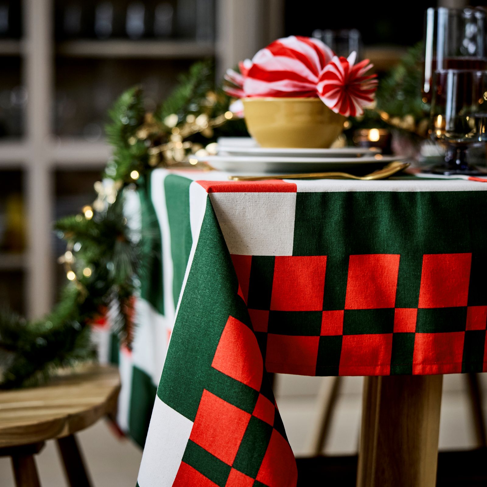 Grandi quadri rossi, verdi e bianchi caratterizzano la tovaglia Vinterfint di Ikea. Il classico motivo a scacchi ideato da Evelina Kroon mettono in risalto l'atmosfera delle Feste a tavola ed è facile da abbinare. È in cotone, un materiale morbido, naturale, resistente e lavabile in lavatrice. Misure 145 x 240 cm. Prezzo 19,95 euro. Grandi quadri rossi, verdi e bianchi caratterizzano la tovaglia Vinterfint di Ikea. Il classico motivo a scacchi ideato da Evelina Kroon mettono in risalto l'atmosfera delle Feste a tavola ed è facile da abbinare. È in cotone, un materiale morbido, naturale, resistente e lavabile in lavatrice. Misure 145 x 240 cm. Prezzo 19,95 euro.