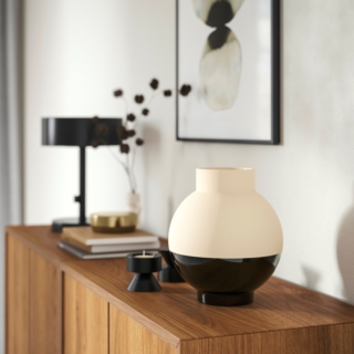 I contrasti visivi del vaso Glansgranv danno un tocco contemporaneo ad ogni ambiente. Il suo design moderno e originale presenta una parte superiore in argilla beige opaco e una parte inferiore nero lucido. Si adatta a diversi tipi di arredamento sia come vaso per i fiori che come oggetto decorativo. Prezzo 15 euro. I contrasti visivi del vaso Glansgranv danno un tocco contemporaneo ad ogni ambiente. Il suo design moderno e originale presenta una parte superiore in argilla beige opaco e una parte inferiore nero lucido. Si adatta a diversi tipi di arredamento sia come vaso per i fiori che come oggetto decorativo. Prezzo 15 euro.