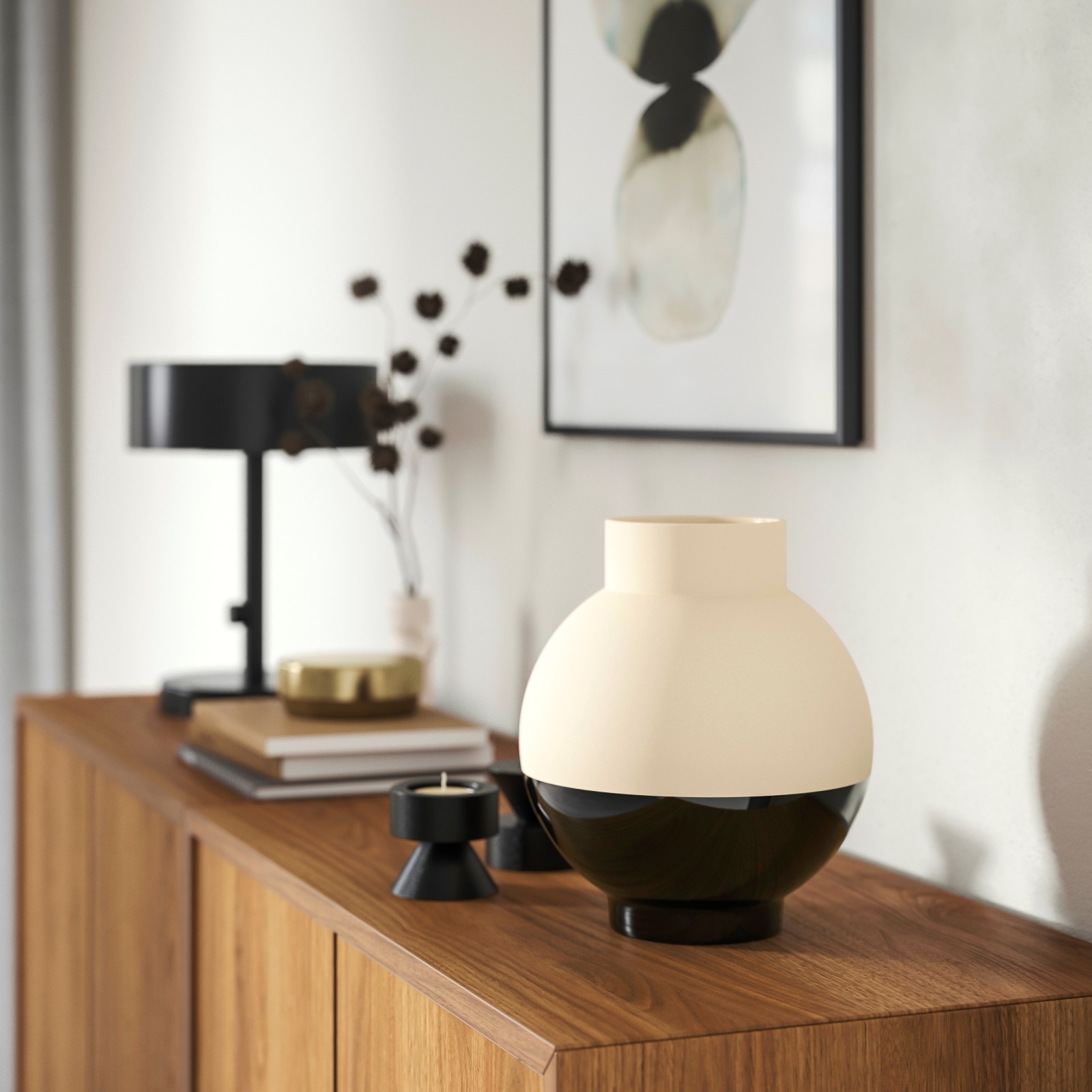 I contrasti visivi del vaso Glansgranv danno un tocco contemporaneo ad ogni ambiente. Il suo design moderno e originale presenta una parte superiore in argilla beige opaco e una parte inferiore nero lucido. Si adatta a diversi tipi di arredamento sia come vaso per i fiori che come oggetto decorativo. Prezzo 15 euro. I contrasti visivi del vaso Glansgranv danno un tocco contemporaneo ad ogni ambiente. Il suo design moderno e originale presenta una parte superiore in argilla beige opaco e una parte inferiore nero lucido. Si adatta a diversi tipi di arredamento sia come vaso per i fiori che come oggetto decorativo. Prezzo 15 euro.