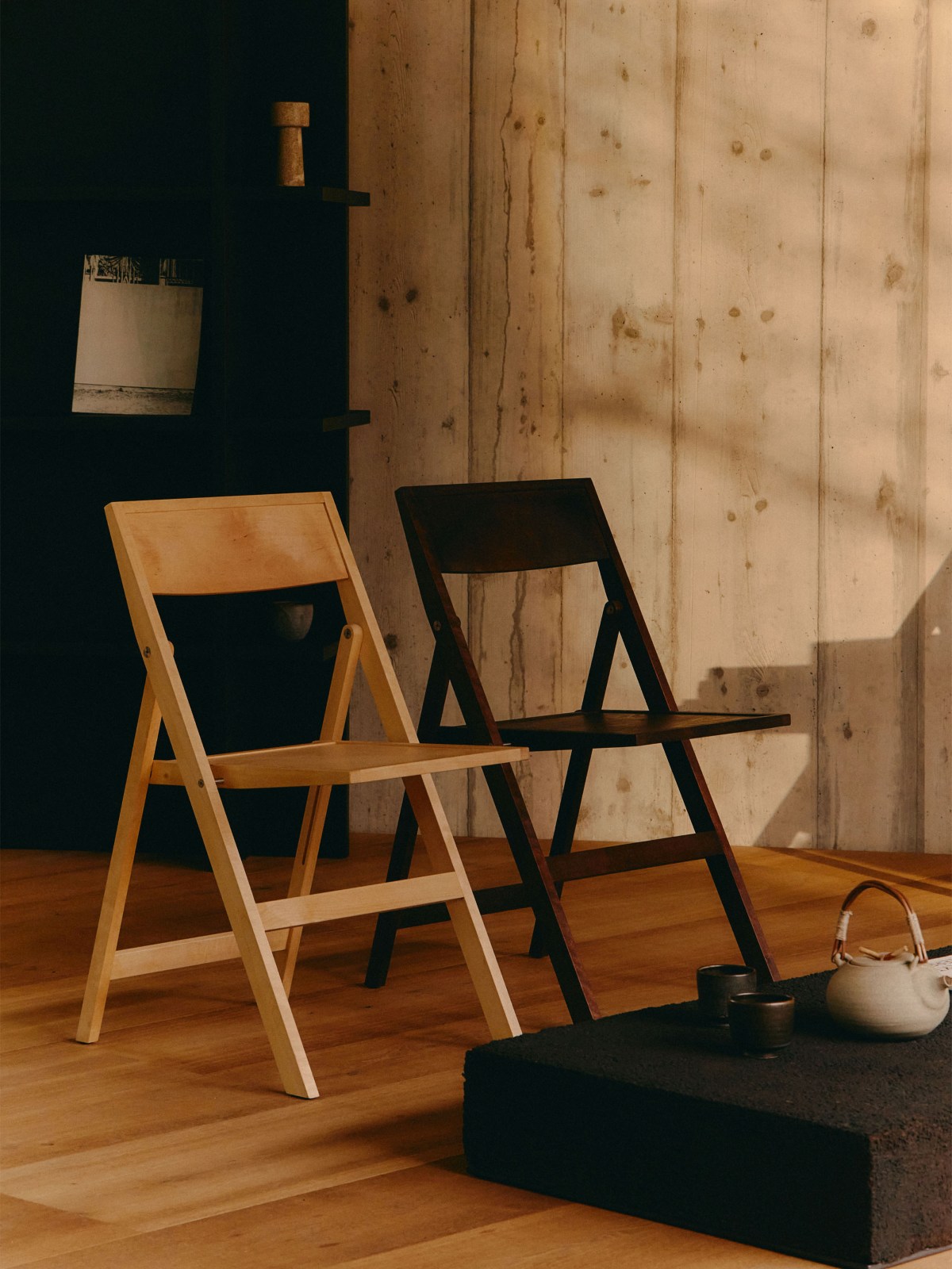 La sedia pieghevole in legno di betulla Flat di Frama, disponibile su Westwing,  sfida l'idea convenzionale che le sedie pieghevoli siano un elemento secondario. Semplice ed elegante, questa sedia sfrutta al massimo il suo ambiente, ripiegandosi in un profilo piatto di quattro centimetri per appenderla al muro e riporla facilmente. Prezzo 629 euro. www.westwing.it