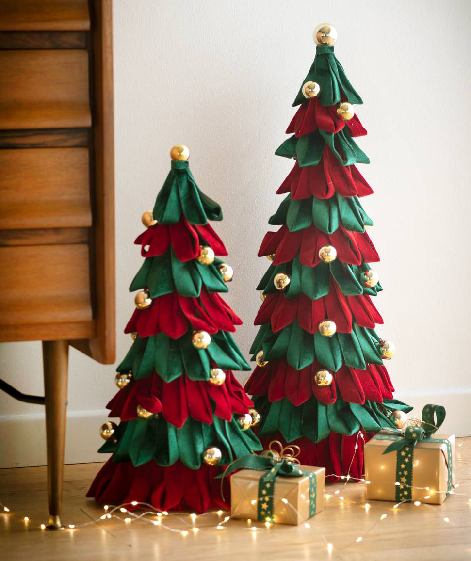 Morbidi nastri di stoffa rosso e verde per gli abeti stilizzati vendita nei Viridea Garden Center; sono decorati da una serie di palline dorate luccicanti. Si può scegliere fra due formati e possono essere sistemati in un angolo del living in coppia. Prezzo a partire da 39,90 euro. https://shop.viridea.it