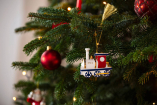 L'addobbo Christmas Classics di Villeroy & Boch è realizzato in porcellana Premium sagomata a forma di locomotiva variopinta. È impreziosito dall'anno color oro che lo rende un pezzo da collezione. Misura L 9,2 x P 4,8 x H 8,4 cm. Prezzo 39,90 euro.  https://www.villeroy-boch.it