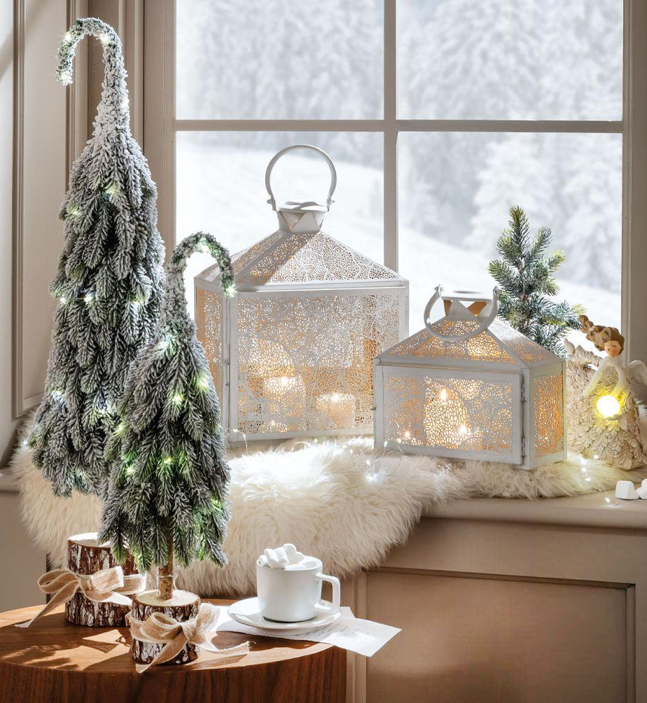 Gli abeti da appoggio di L'Oca Nera sono disponibili in due formati e sono dotati di luci led alimentate a batterie. Sono realizzati in polietilene e hanno la base realizzata in legno con un fiocchetto. Misurano Ø 14 x H 50 cm e Ø 17 x H 76 cm. Prezzo a partire da 58 euro. https://www.locanera.it