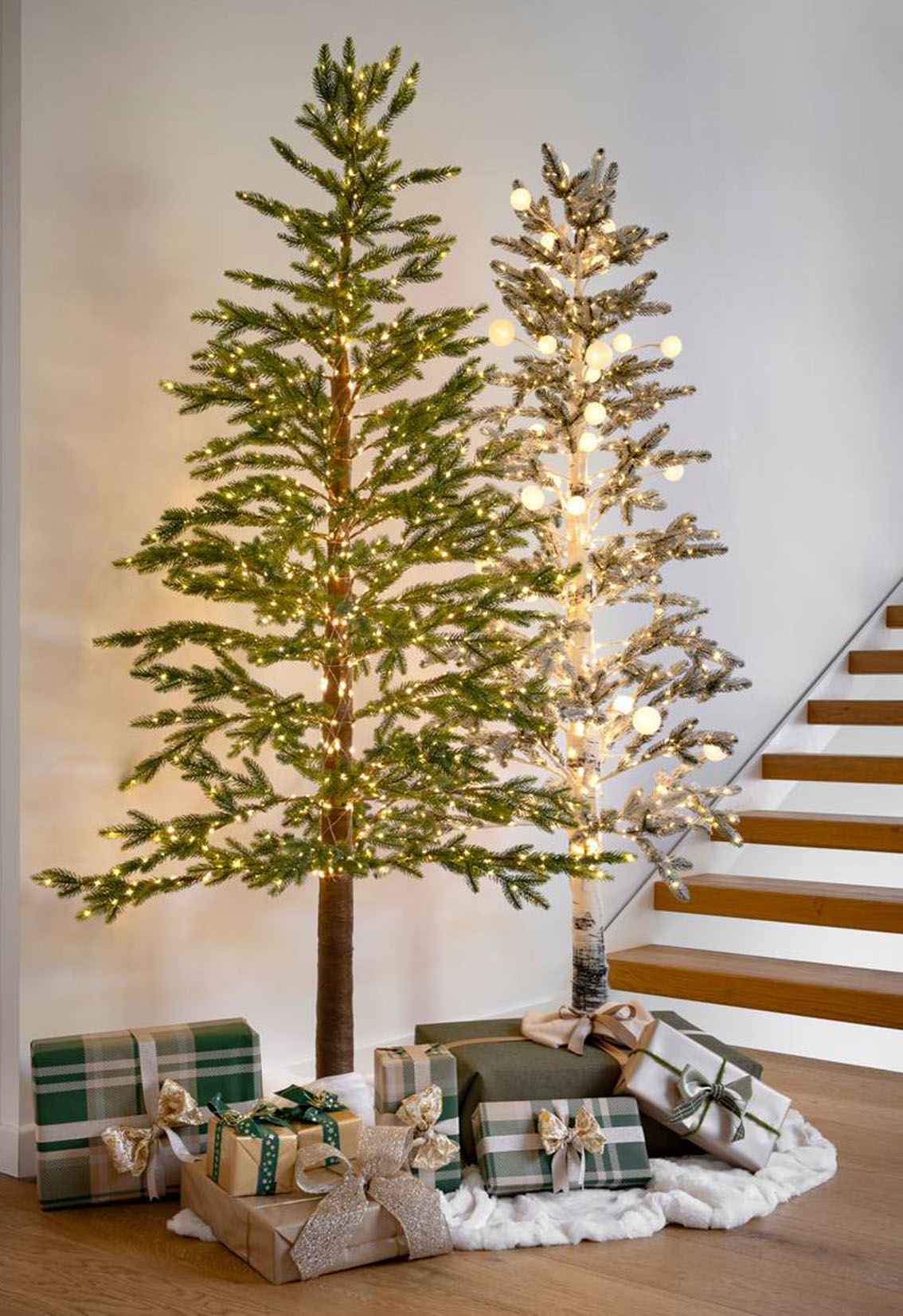 Un trionfo di luci per gli alberi preilluminati che danno vita ad un “boschetto” natalizio. L'abete  effetto naturale è dotato di piccole luci a Led alimentate a corrente; è disponibile in due altezze. Misura H 150 cm e H 180 cm. Prezzo a partire da 99 euro. L'abete con sfere luminose a Led è disponibile in due altezze. Misura H 180 cm e H 200 cm. Prezzo a partire da 159 euro. Tutto in vendita da Viridea  Garden Center. https://www.viridea.it