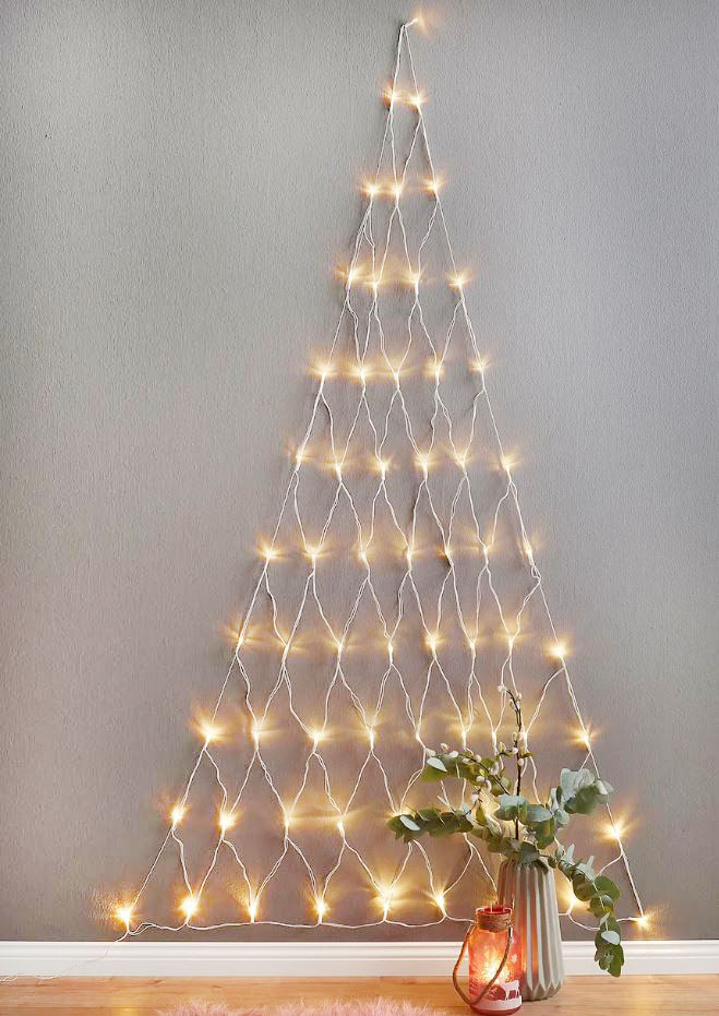 Ideale per chi ha problemi di spazio l'albero di Natale (Codice articolo: 94219695) di Bonprix: ha la forma di una rete luminosa a Led che può essere facilmente appesa a parete. È realizzato in materiale sintetico bianco con 66 punti luce bianca calda ed è corredato di tre ventose per poterlo fissare anche alla porta. Può essere arricchito con palline, decorazioni e rametti. Misura L 100 x H 200 cm. Prezzo 24,99 euro. https://www.bonprix.it