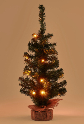 Il mini albero Caspar di La Redoute Interieurs può trovare posto anche su un mobile o su una consolle. Ha i rami in polietilene verde e la base rivestita in juta; è dotato di 20 Led e di un comodo timer. Misura Ø 35 x H 60 cm. Prezzo 29,99 euro. https://www.laredoute.it