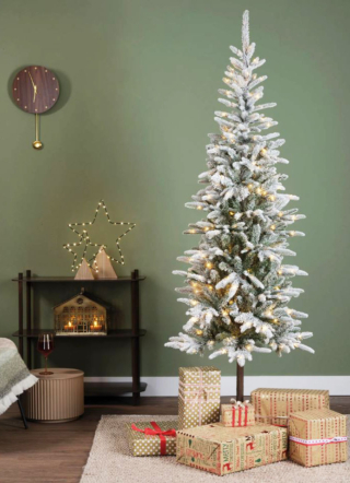 Alto e sottile l'abete innevato preilluminato a Led Everlands Alpbach in vendita su Westwing: è realizzato con una miscela di PE/PVC di alta qualità, ma ha un aspetto piacevolmente naturale. È dotato di 160 micro LED bianchi caldi che brillano con una tonalità calda e di un timer per accenderlo e spegnerlo ad orari prestabiliti; si può scegliere fra 8 diverse tipologie di illuminazione. Misura Ø 70 x H 180 cm Prezzo 199 euro. https://www.westwing.it