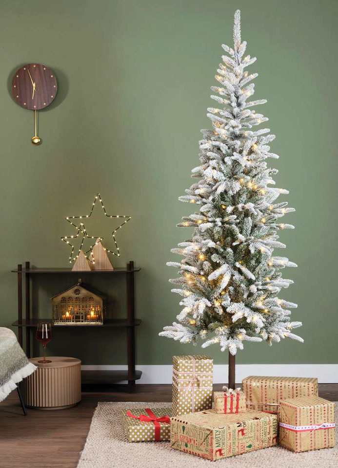 Alto e sottile l'abete innevato preilluminato a Led Everlands Alpbach in vendita su Westwing: è realizzato con una miscela di PE/PVC di alta qualità, ma ha un aspetto piacevolmente naturale. È dotato di 160 micro LED bianchi caldi che brillano con una tonalità calda e di un timer per accenderlo e spegnerlo ad orari prestabiliti; si può scegliere fra 8 diverse tipologie di illuminazione. Misura Ø 70 x H 180 cm Prezzo 199 euro. https://www.westwing.it