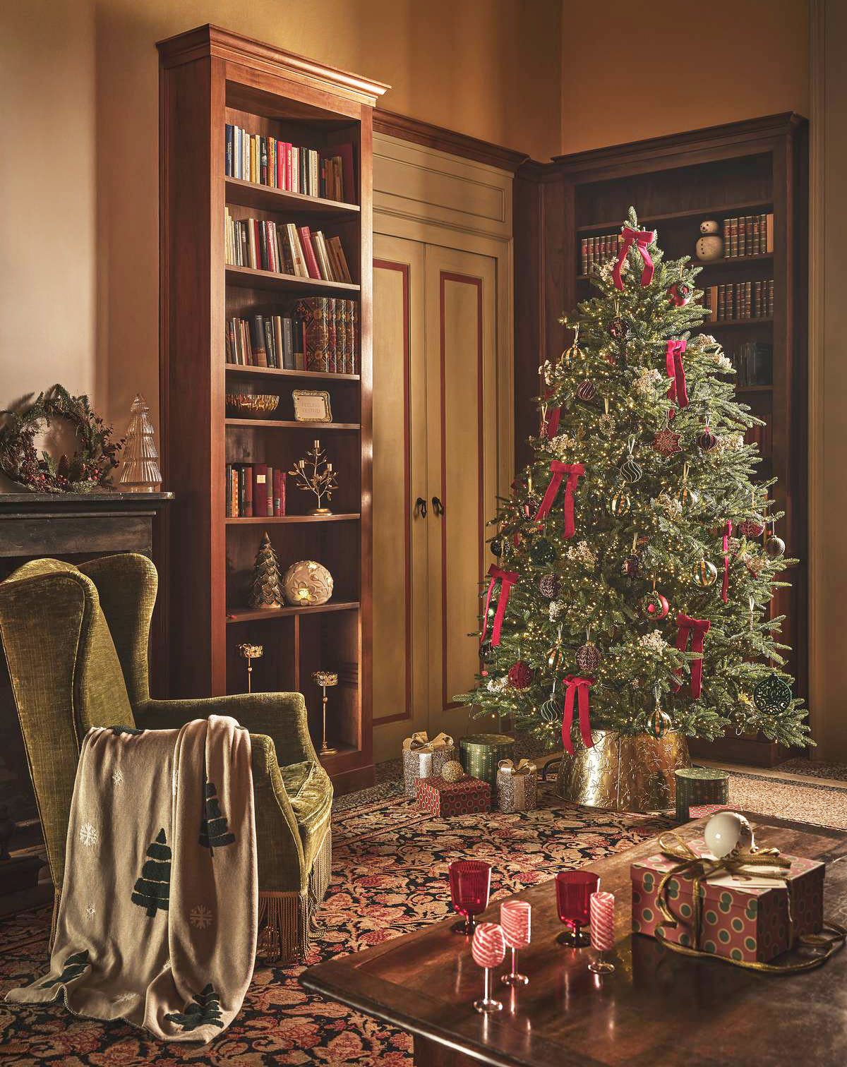 Le 4000 piccole luci led tra i rami verdi dell'abete di Natale Luxury di EDG da Coincasa lo rendono scenografico; è dotato di una base in metallo. È facile da montare e da riporre. Misura Ø 142 x H 210 cm. Prezzo 890 euro. Una serie di fiocchi in velluto rosso con clip decorano i rami insieme alle palline colorate in vetro e in velluto.  https://www.coin.it