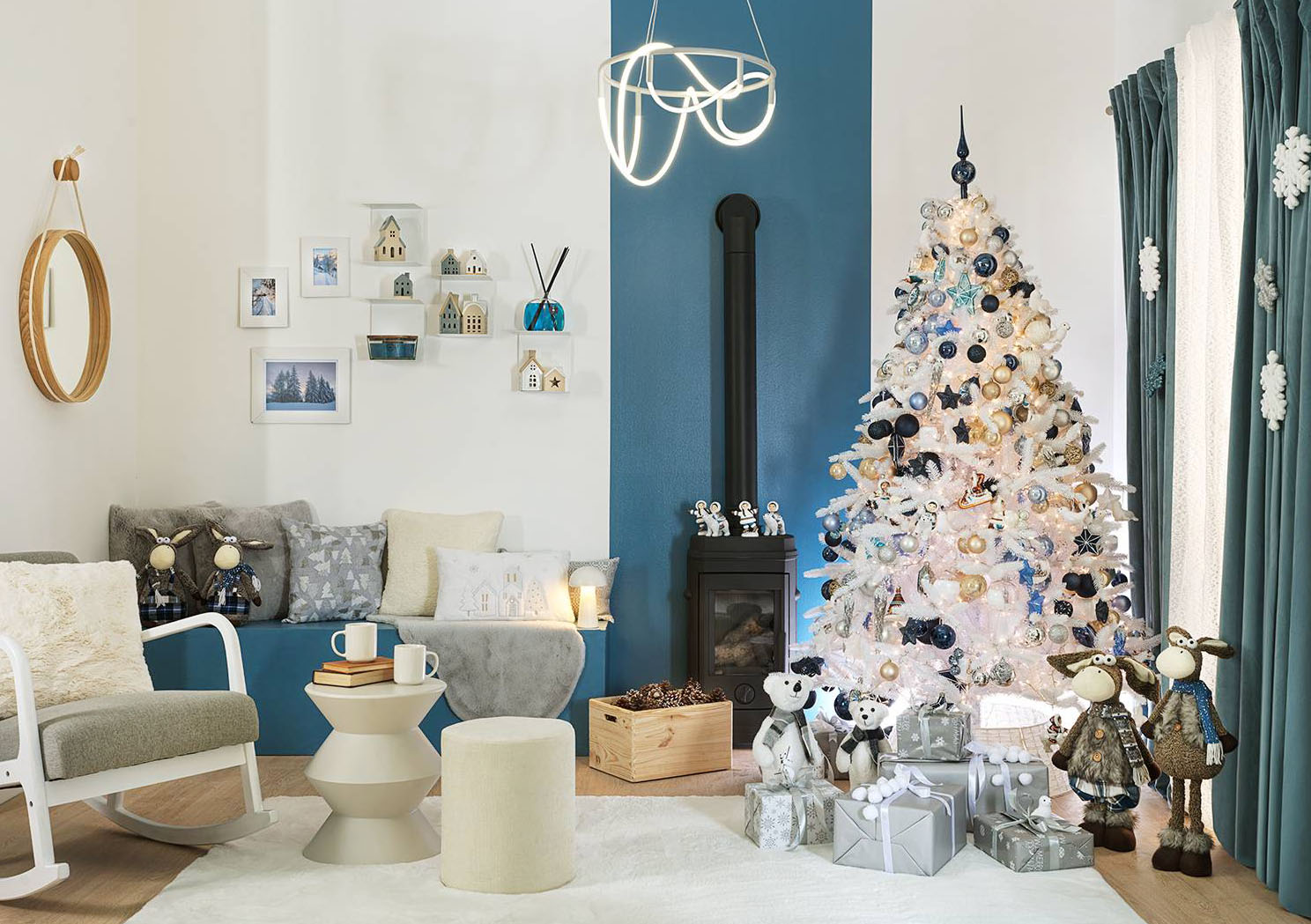 Tutta la magia del Natale con l'albero bianco Vilnius che, grazie ai suoi numerosi rami, con aghi duri in PVC può essere riccamente decorato. Misura Ø 108 x H 210 cm. Prezzo 159,90 euro. Per addobbarlo in stile frosty sono state usate piccole luci, palline e stelline nelle sfumature del blu , dell'azzurro e dorate. Tutto in vendita da Leroy Merlin. https://www.leroymerlin.it
