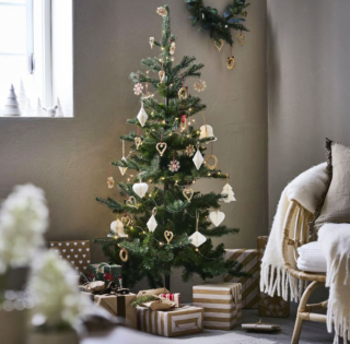 Una forma compatta per l'abete verde Vinterfint di Ikea Italia che trova posto con facilità grazie alle dimensioni contenute: è realizzato in plastica di cui almeno il 50% riciclato. Le parti svitabili da cui è composto permettono di riporlo con facilità, una volta passate le feste. Misura Ø 84 x H 150 cm. Prezzo 39,95 euro. https://www.ikea.com