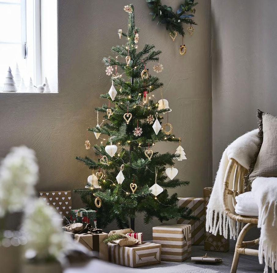 Una forma compatta per l'abete verde Vinterfint di Ikea Italia che trova posto con facilità grazie alle dimensioni contenute: è realizzato in plastica di cui almeno il 50% riciclato. Le parti svitabili da cui è composto permettono di riporlo con facilità, una volta passate le feste. Misura Ø 84 x H 150 cm. Prezzo 39,95 euro. https://www.ikea.com