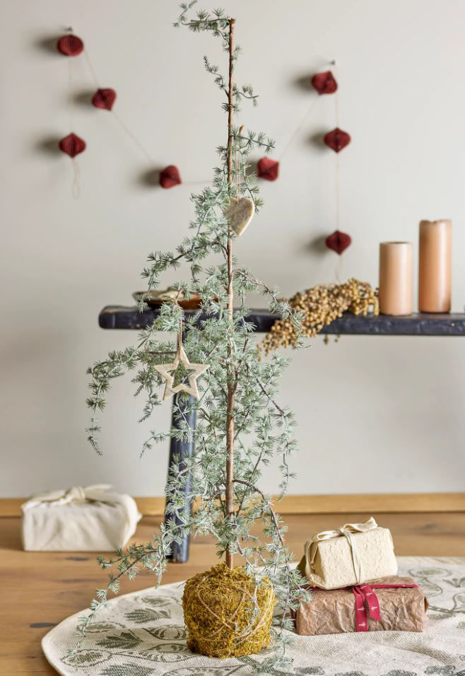 L'albero di Natale Vita di Bloomingville in vendita su Bonami è caratterizzato dalla presenza di pochi e sottili rami che lo rendono raffinato e originale. Sta bene abbinato a piccoli decori in feltro chiaro. Misura Ø 40 x H 120 cm. Prezzo 76 euro. https://www.bonami.it