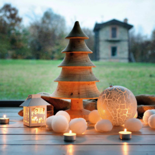 Pregiato legno di cedro del Libano, lavorato artigianalmente e levigato a mano, per l'albero di Natale XMAS_MR di Riva1920: si tratta di un oggetto senza tempo, piacevole al tatto e profumato. Può essere  posato direttamente a terra, circondato palline e lumini. Misura Ø 23 x H 44 cm. Prezzo 295 euro. https://www.riva1920.it