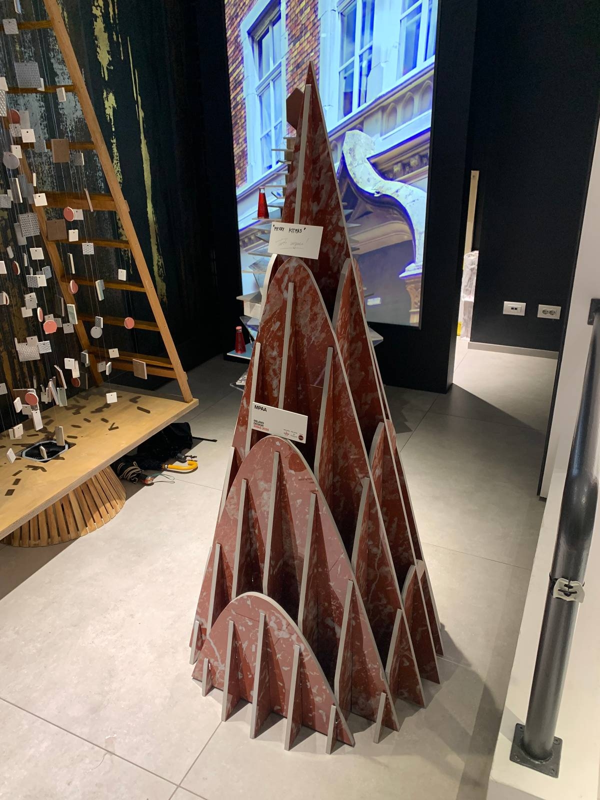 albero di Natale progetto MPAA, showroom Casalgrande Padana albero di Natale progetto MPAA, showroom Casalgrande Padana