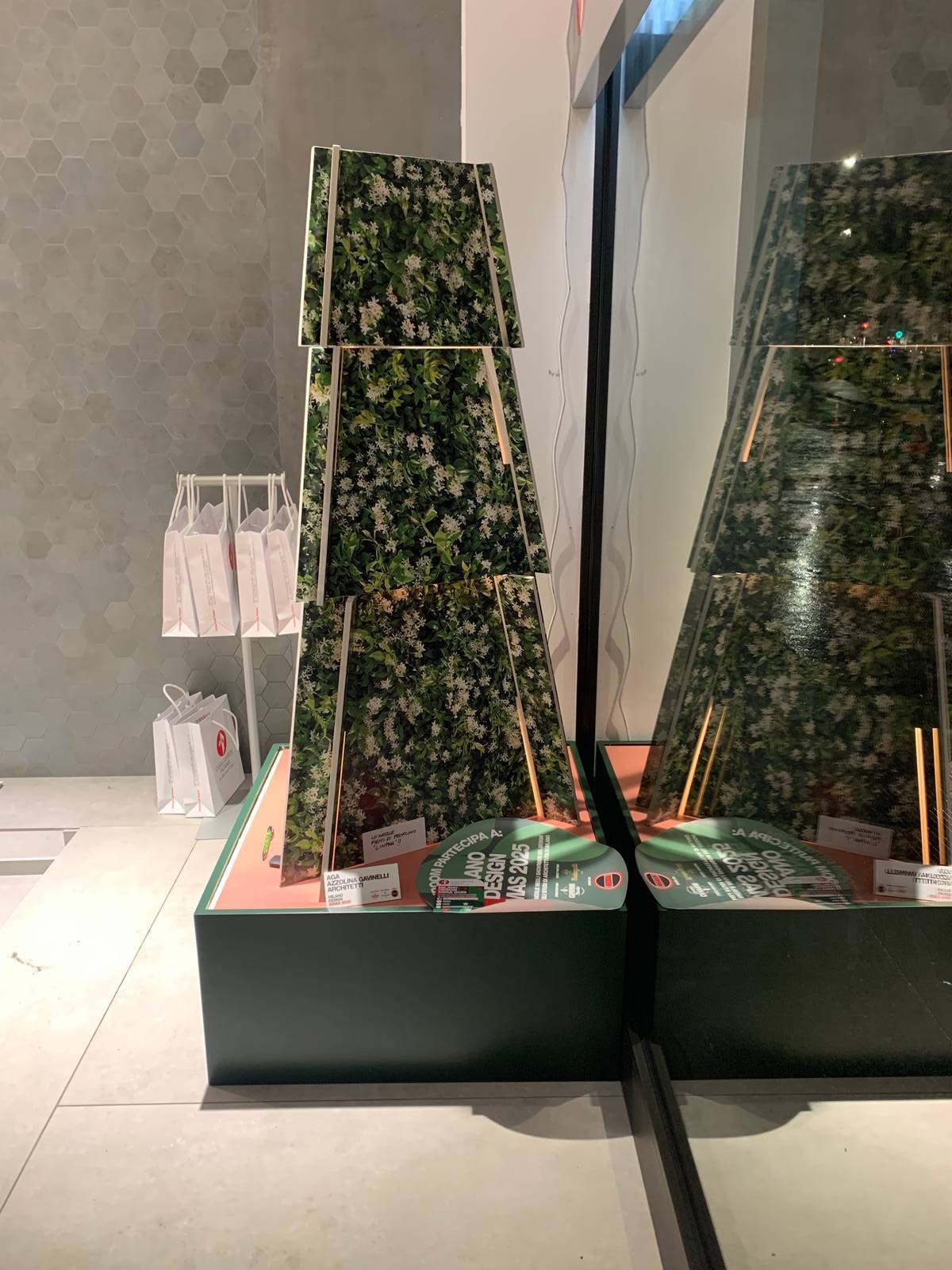 albero di Natale progetto AGA - AZZOLINA GAVINELLI ARCHITETTI showroom Casalgrande Padana albero di Natale progetto AGA - AZZOLINA GAVINELLI ARCHITETTI showroom Casalgrande Padana