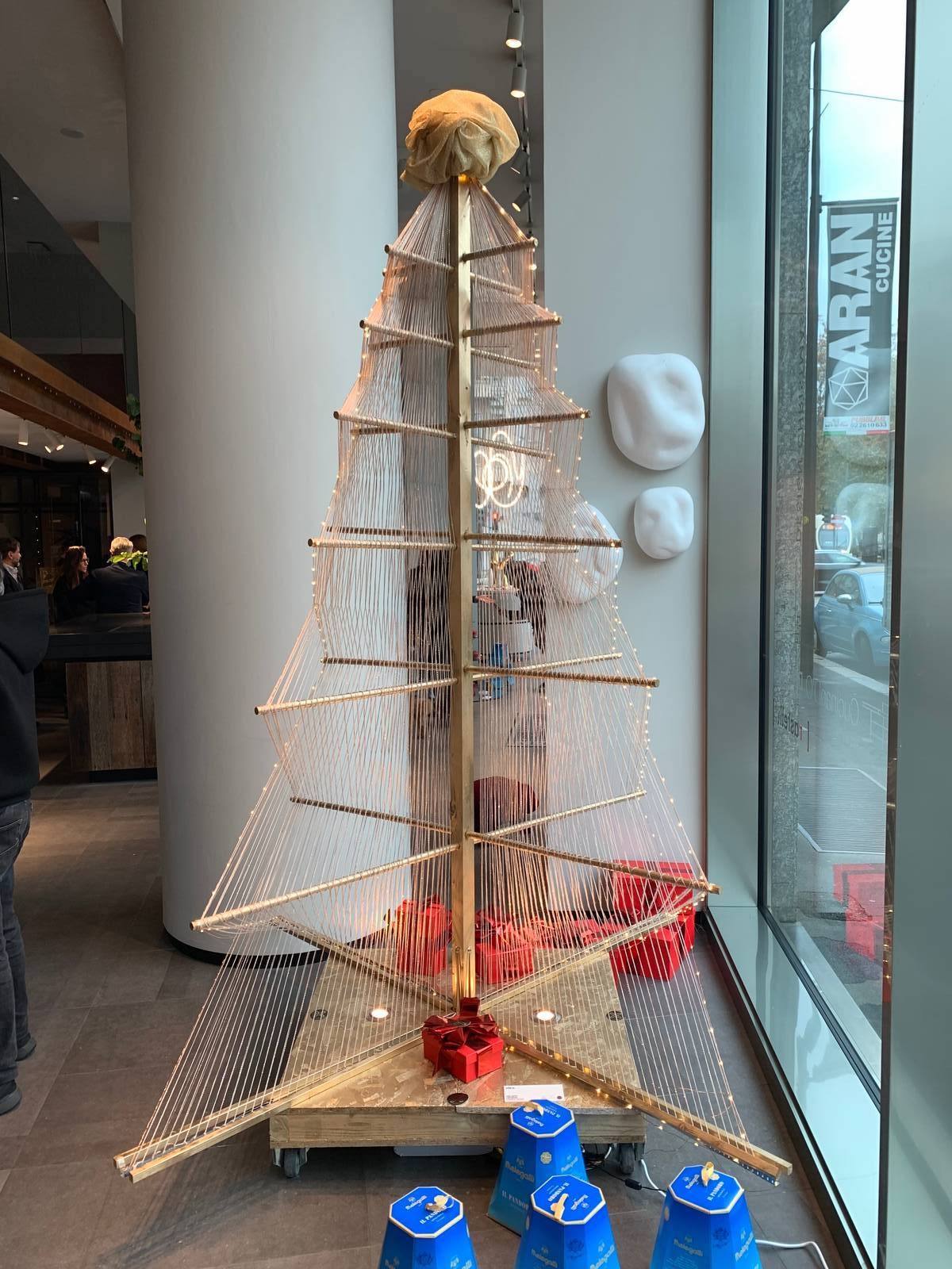 albero di Natale progetto di xtra nello showroom di Aran cucine albero di Natale progetto di xtra nello showroom di Aran cucine