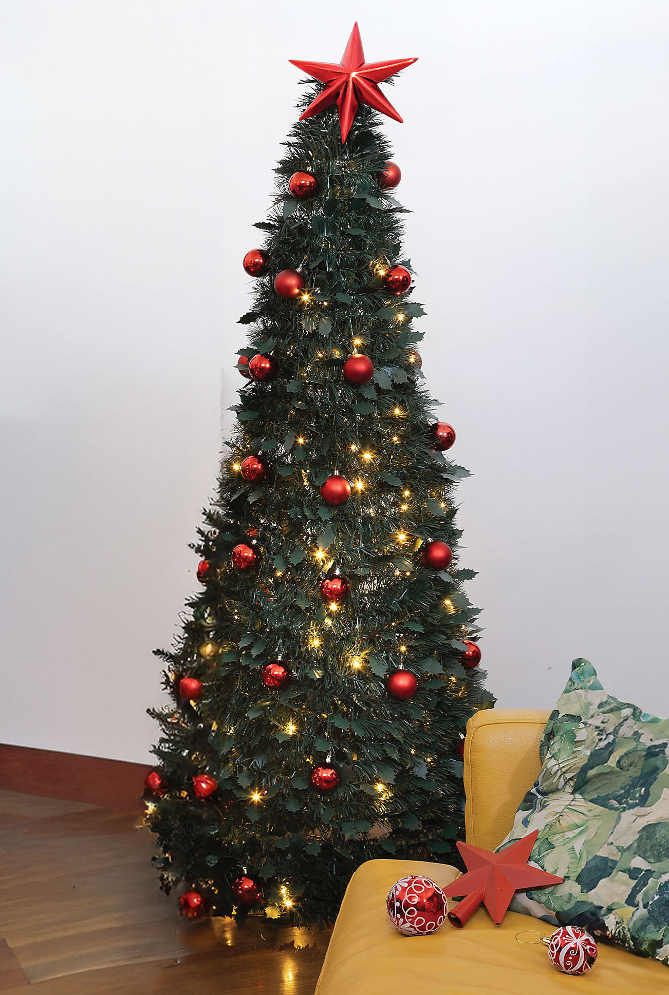 L'albero di Natale verde Pop Up di Dmail in vendita su QVC è decorato da 50 palline rosse e da 150 led a luce calda. Si monta facilmente in pochi minuti: basta srotorarlo e fissarlo all'asta con supporto Misura Ø 75 x H 180 cm. Prezzo 119 euro. https://www.qvc.it