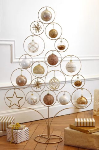 Facile da sistemare l'albero di Natale stilizzato Modern Copper di Maisons du Monde che è completamente realizzato in sottile metallo dorato. Permette di appendere ed esporre diciotto tra le palline e le decorazioni più preziose come in un espositore. Misura L 64 x H 95 cm. Prezzo 19,99 euro. https://www.maisonsdumonde.com